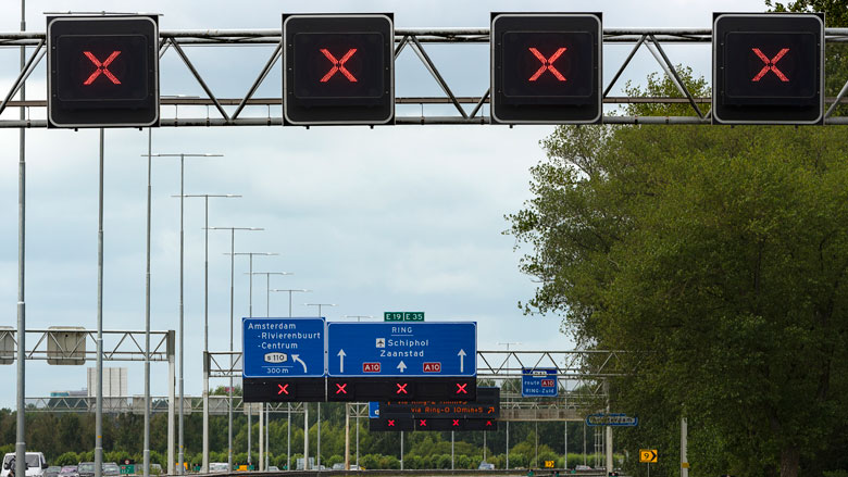 Slimme camera legt voertuig dat rood kruis negeert vast