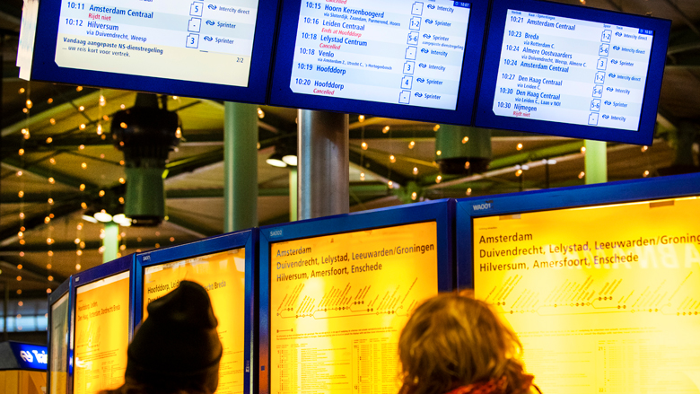 Schiphol wil dinsdag bereikbaar blijven en dreigt met geding
