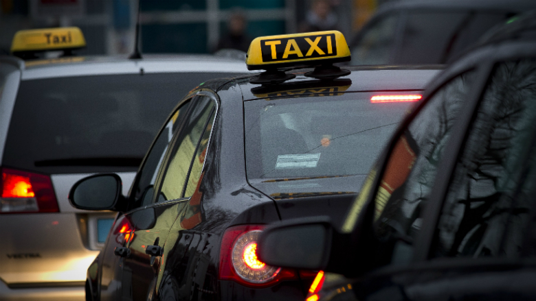 Tientallen taxi's van dubieuze bedrijven in beslag genomen