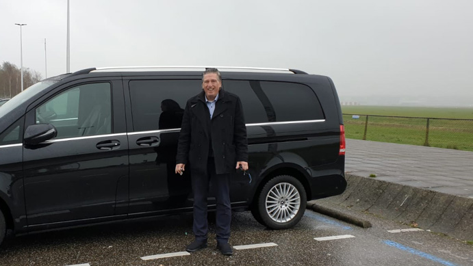 Taxichauffeur Anno met zijn bus. Taxichauffeur Anno met zijn bus.