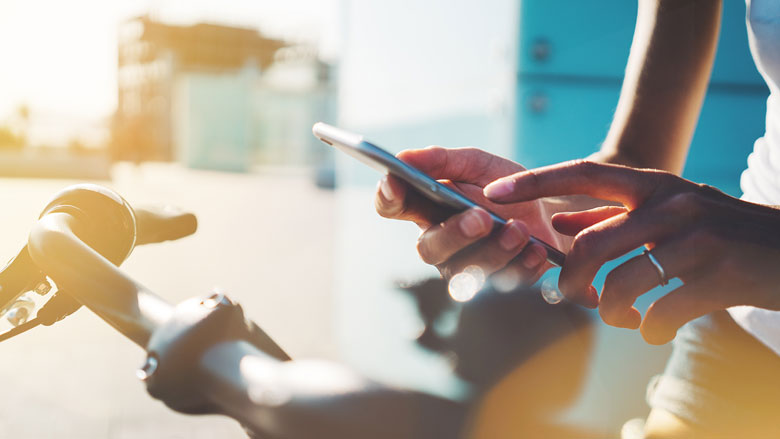 Helft fietsers gebruikt telefoon in het verkeer