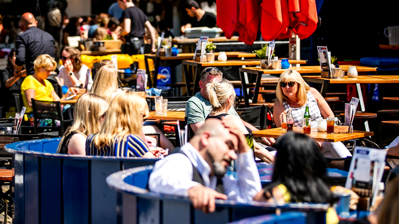 Rondje geven op Amsterdams terras duurder geworden