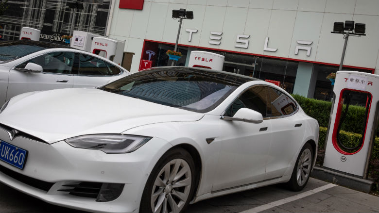 Tesla wil auto's zelf repareren na aanrijding