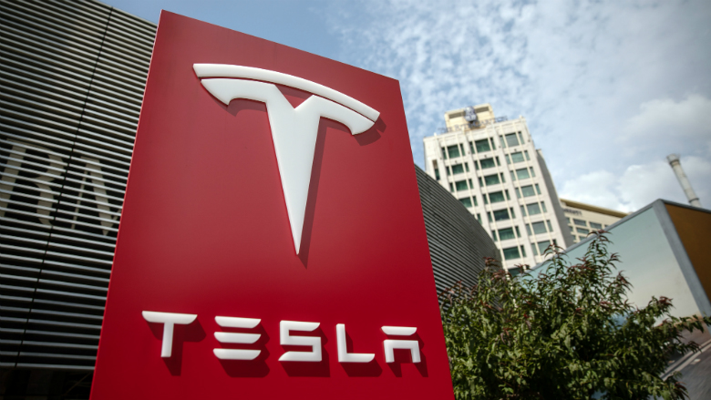 Tesla vertraagt introductie zelfrijdende auto's