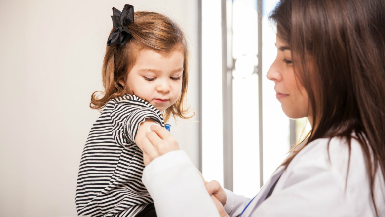 'Maatregelen maar geen verplichte vaccinatie bij kinderen'