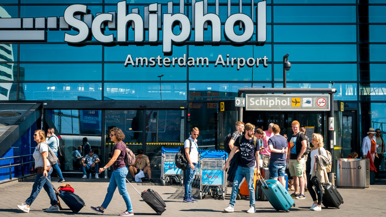 Schiphol vervangt inlichtingenbalie voor WhatsApp en chat