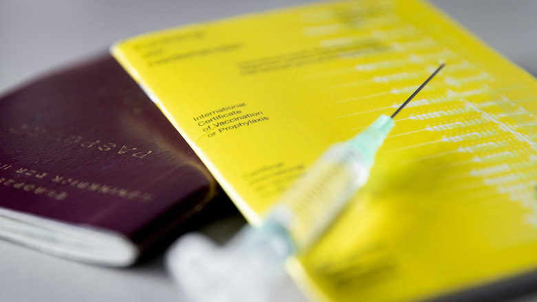 Reizen tijdens de pandemie: het gele boekje, coronapaspoort en testbewijzen