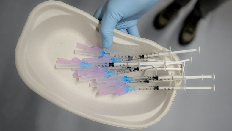 Lareb: Ook trombosegevallen bij mannen na prik AstraZeneca