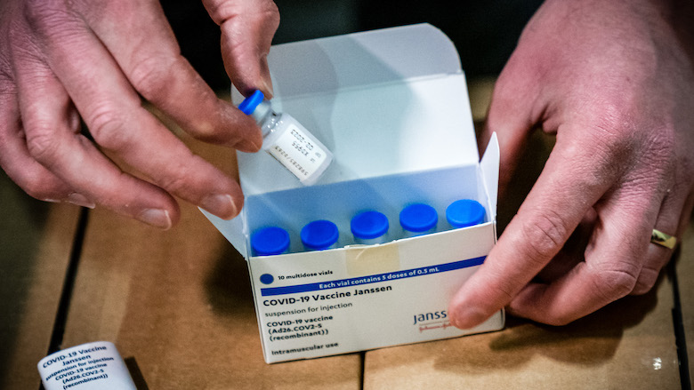 Ook inenting met Janssen-vaccin uitgesteld door kans op bloedproppen