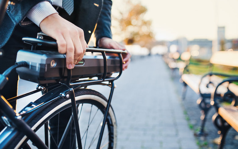 Accu’s in e-bikes en telefoons moeten door consumenten zelf kunnen worden vervangen, volgens het Europees Parlement