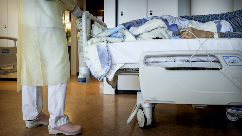 'Bijna helft COVID-19-patiënten kampt tijdens ontslag uit ziekenhuis nog met complicaties'