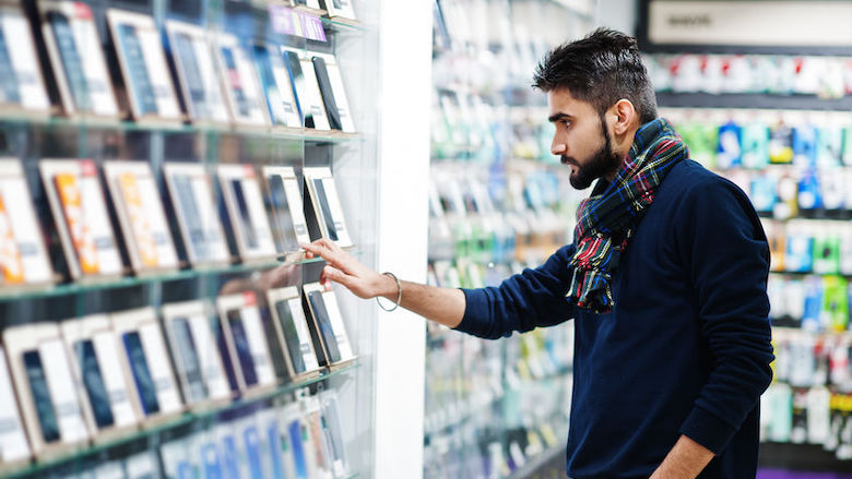 Man zoekt een nieuwe smartphone uit