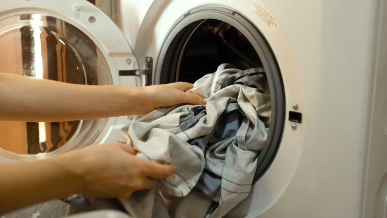 Deze truc voorkomt dat je dekbedovertrek alle was opslokt in de droger of wasmachine