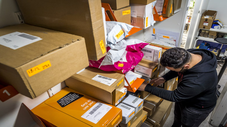 PostNL verlaagt vergoeding voor pakketpunten wegens 'afnemende drukte'