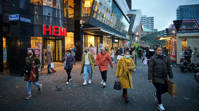 Personeel grote winkelketens moet door min-uren straks gratis overwerken