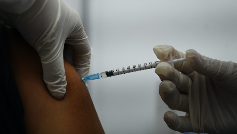'Coronavaccinatie voorafgaand aan operatie kan sterfgeval voorkomen'