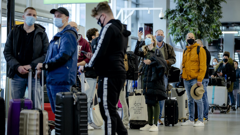 Reizigers riskeren boete als ze geen coronabewijs kunnen tonen bij terugkomst in Nederland