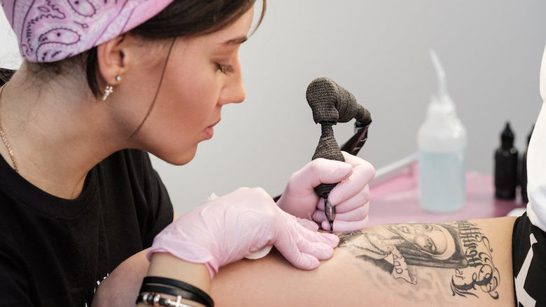 Nog snel een tattoo voor de inkt verboden wordt? Ken ook deze gezondheidsrisico's