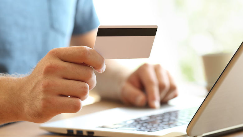 'Grote webwinkels misleiden consumenten met kortingen op te hoge adviesprijzen'