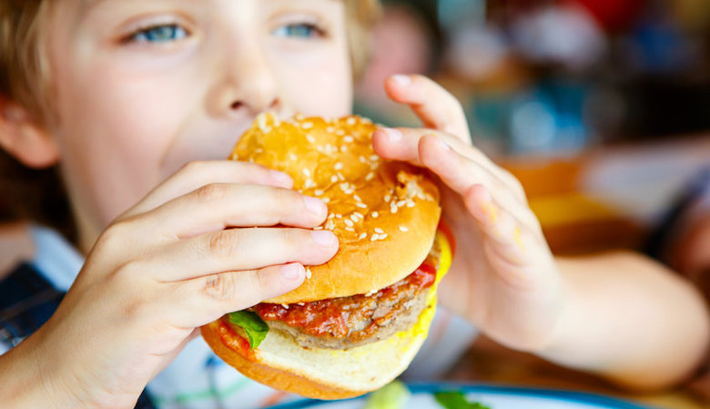 Minimumleeftijd voor fastfood? Voed kinderen liever fatsoenlijk op, zeggen veel mensen