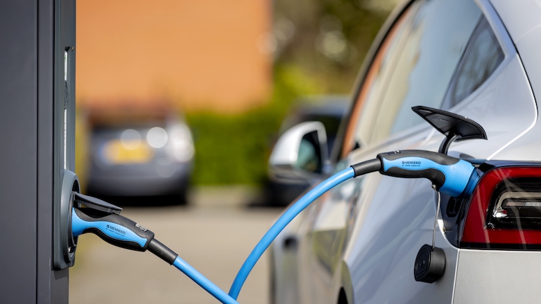 Elektrisch rijden populairder bij particulieren: kwart van nieuwe auto’s rijdt op stroom