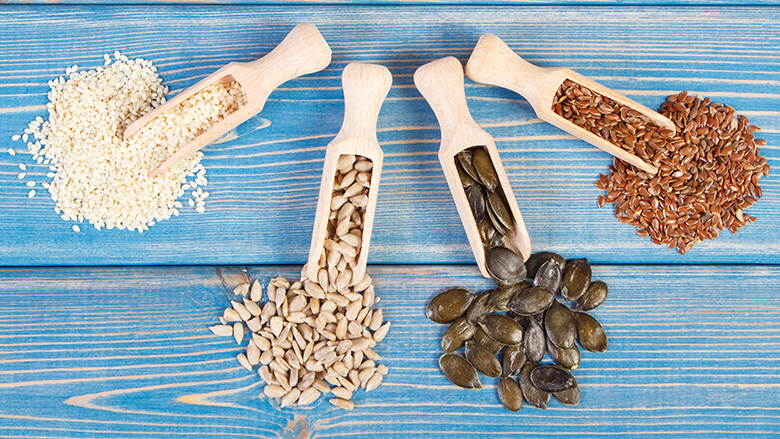 Seed cycling: zaden eten tegen menstruatieklachten. Helpt het echt?