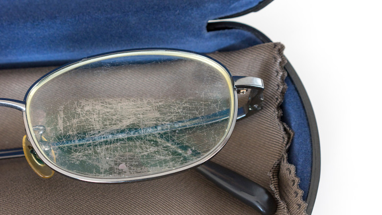 Kun je zelf krassen uit je bril verwijderen? Dit zeggen opticiens
