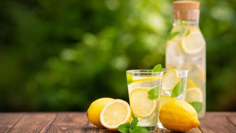 Voor eens en altijd: is warm water met citroen drinken goed voor je of niet?