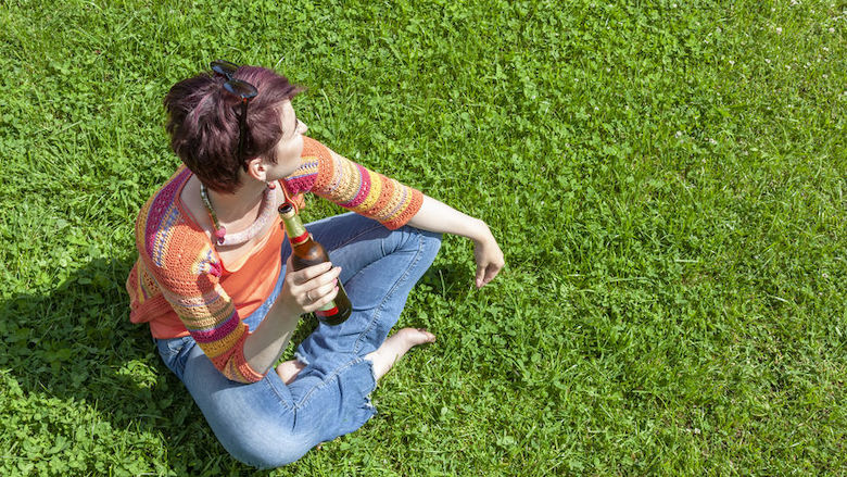 Mag je alcohol drinken in het park of op je stoep?