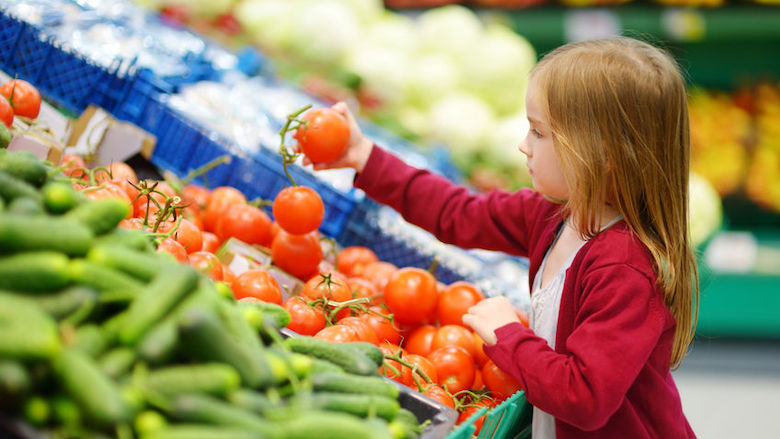 Prijs gezond eten en drinken harder gestegen dan die van snacks en snoep
