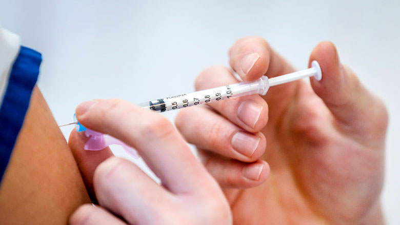 15 meldingen van overlijden na coronavaccin, Lareb: 'Prik op zichzelf niet oorzaak'